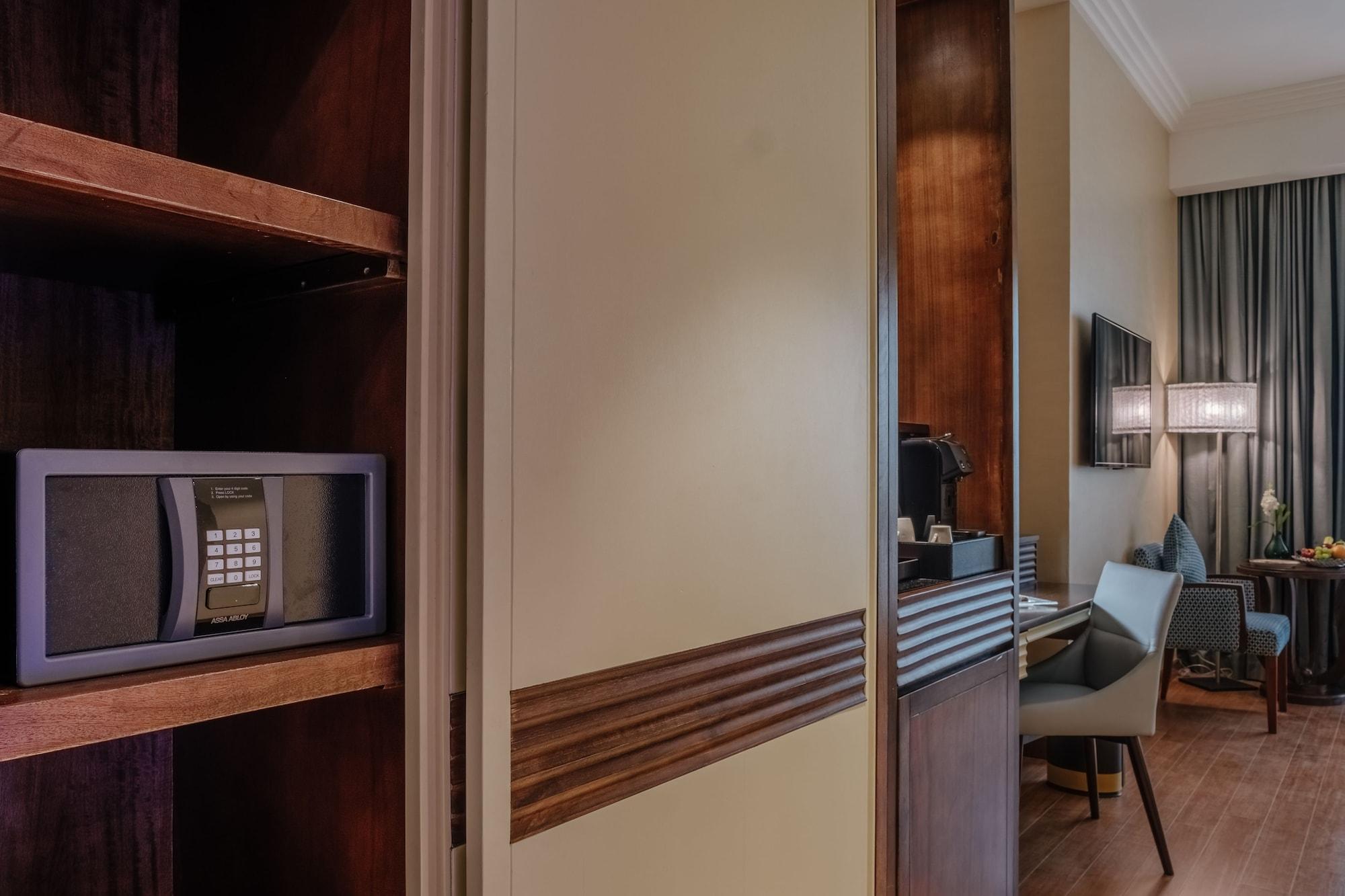 Stella Di Mare Dubai Marina Hotel Esterno foto A safe in a hotel room