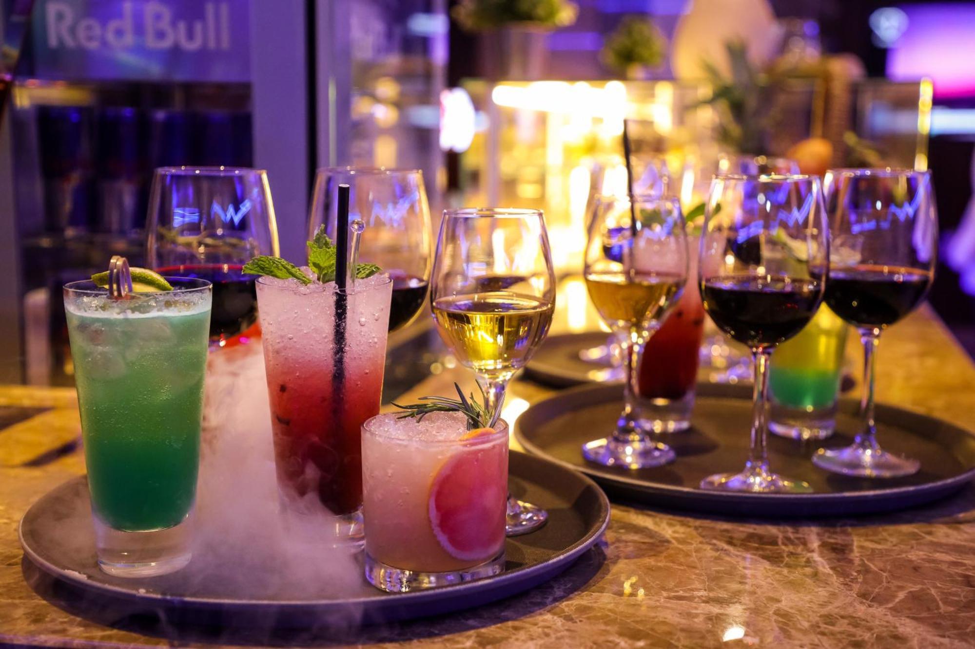 Stella Di Mare Dubai Marina Hotel Esterno foto A selection of cocktails