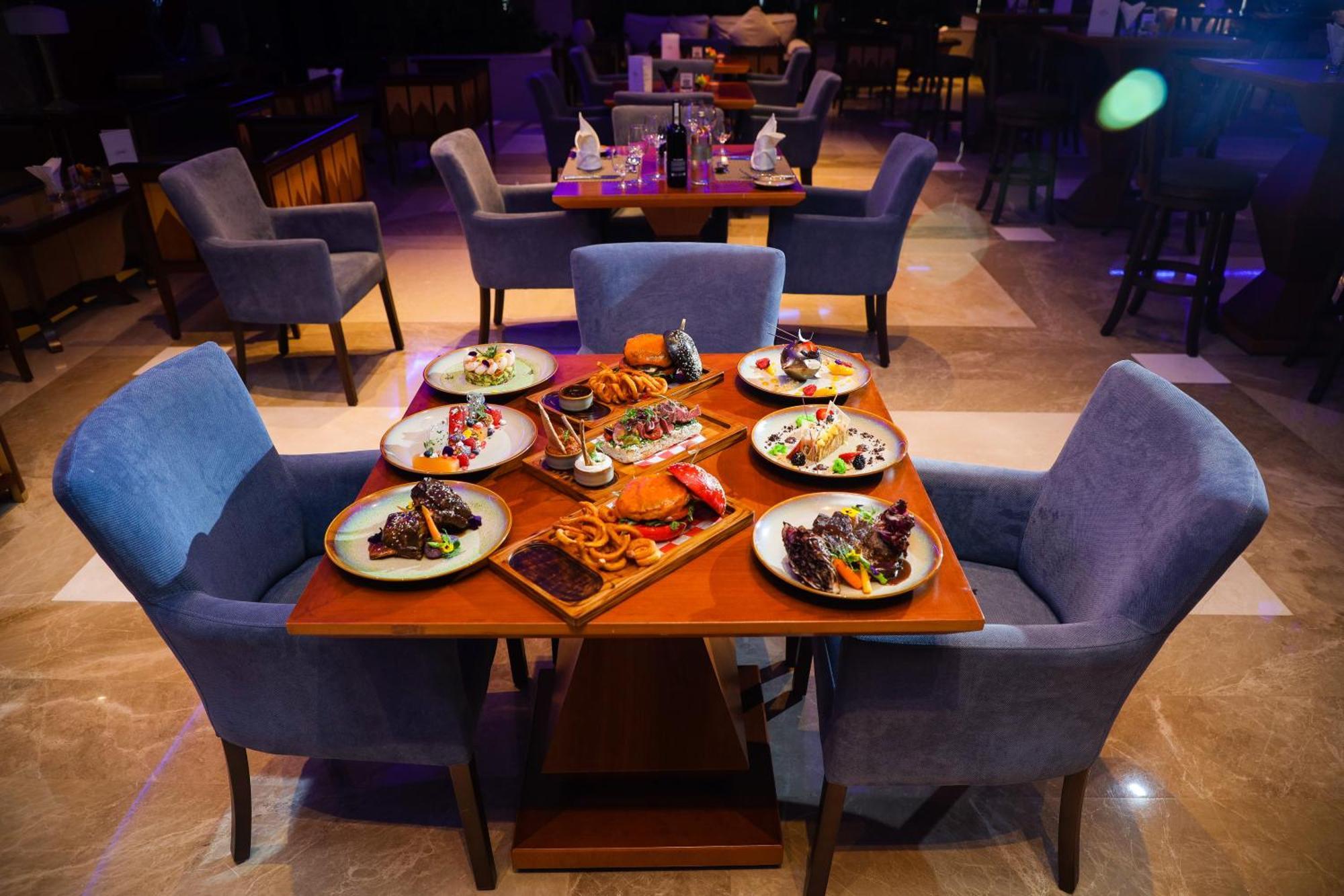 Stella Di Mare Dubai Marina Hotel Esterno foto A table of food at a restaurant
