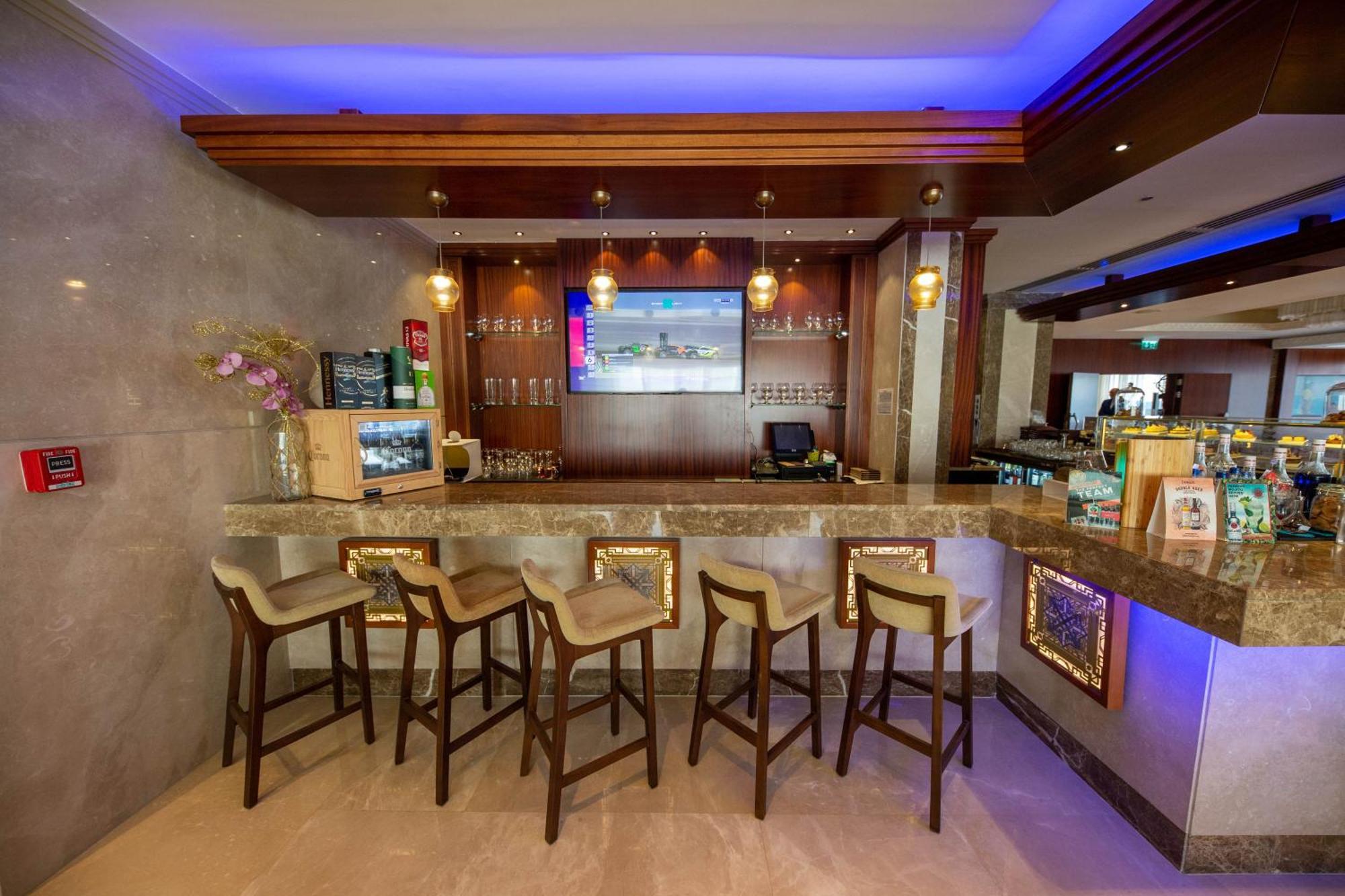 Stella Di Mare Dubai Marina Hotel Esterno foto The bar at the lounge